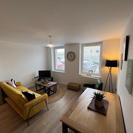 Modern 2 Bedroom Apt Sleeps 6 - Near Глостър Екстериор снимка