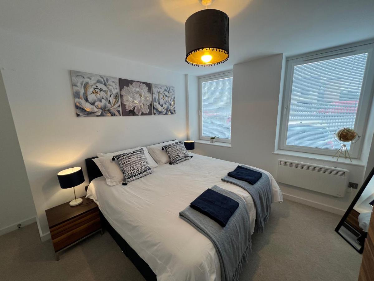 Modern 2 Bedroom Apt Sleeps 6 - Near Глостър Екстериор снимка