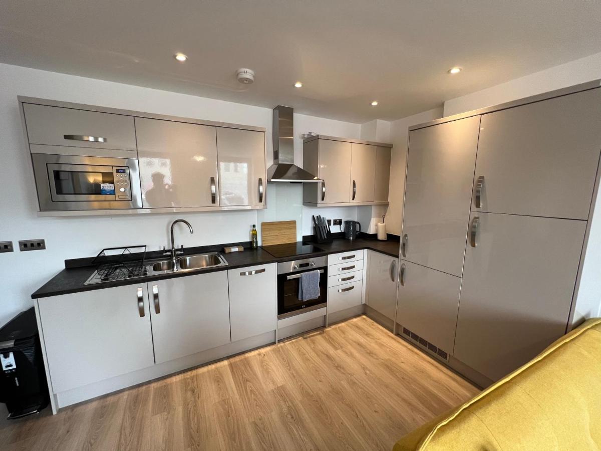 Modern 2 Bedroom Apt Sleeps 6 - Near Глостър Екстериор снимка