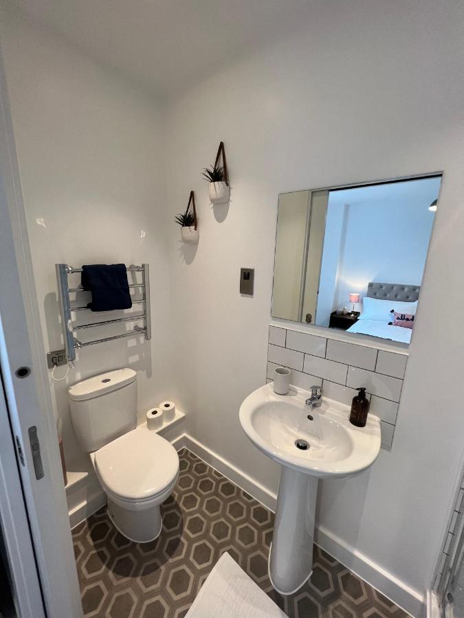 Modern 2 Bedroom Apt Sleeps 6 - Near Глостър Екстериор снимка