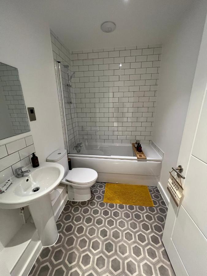 Modern 2 Bedroom Apt Sleeps 6 - Near Глостър Екстериор снимка