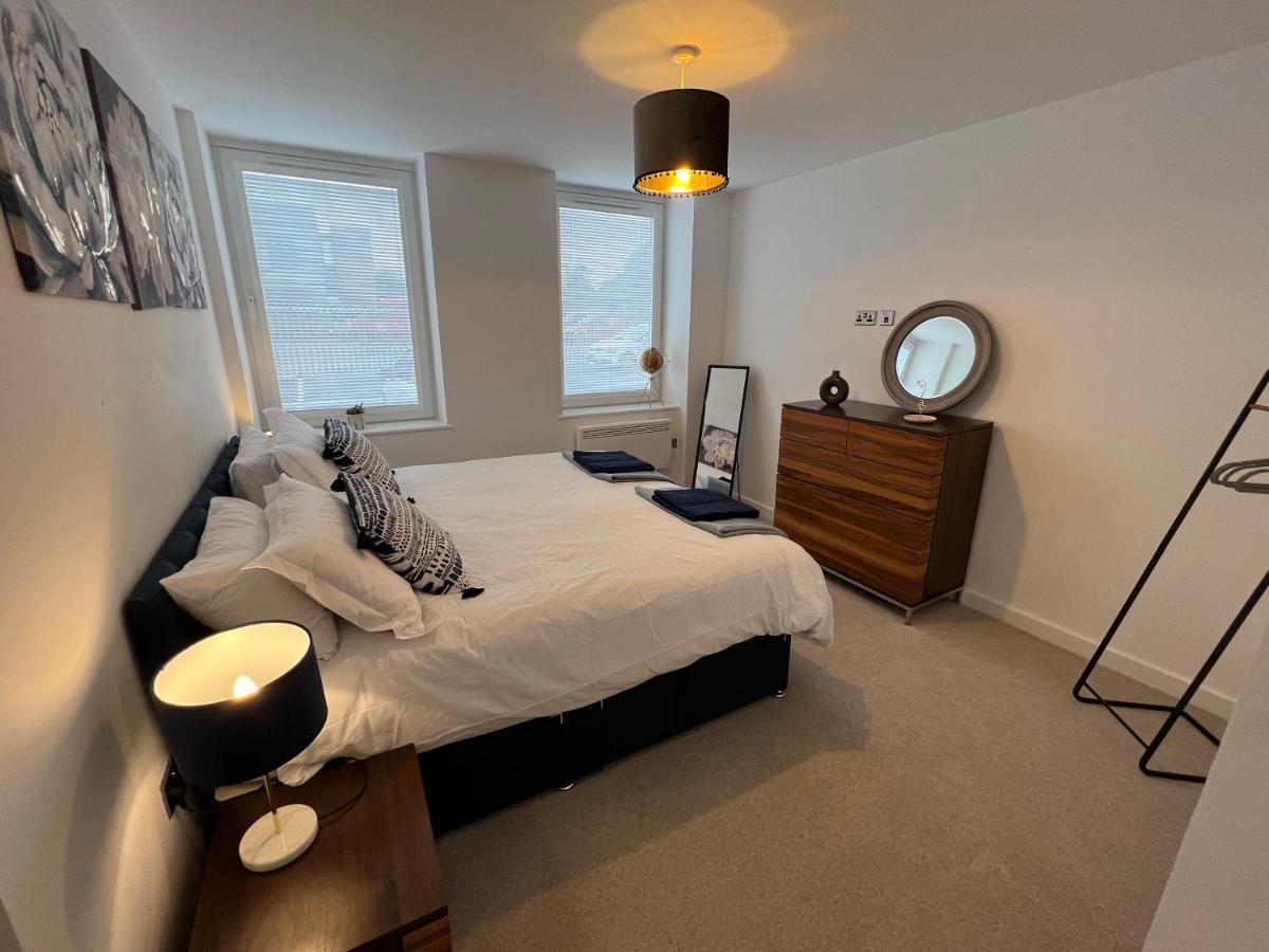 Modern 2 Bedroom Apt Sleeps 6 - Near Глостър Екстериор снимка
