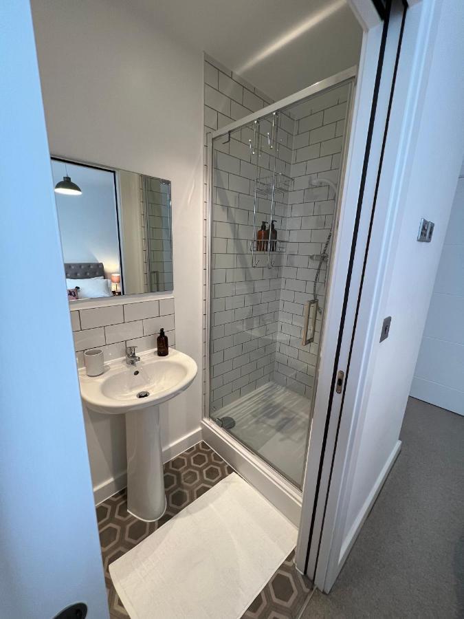Modern 2 Bedroom Apt Sleeps 6 - Near Глостър Екстериор снимка