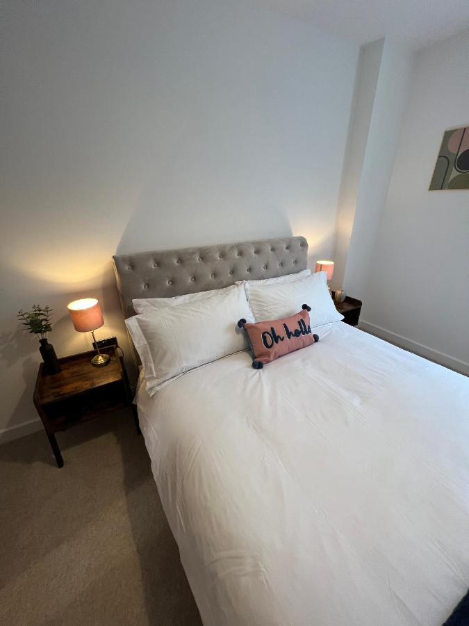 Modern 2 Bedroom Apt Sleeps 6 - Near Глостър Екстериор снимка